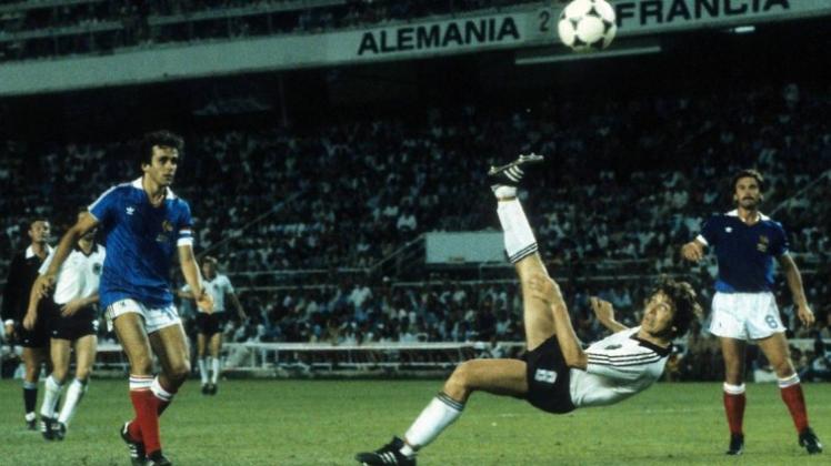Das schönste Tor: Klaus Fischers Fallrückzieher im WM-Halbfinale 1982. 