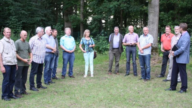Die CDU-Fraktion im Werlter Gemeinderat hat auf dem Waldfriedhof am Bürgerpark über die Neufassung der Friedhofsordnung beraten. 