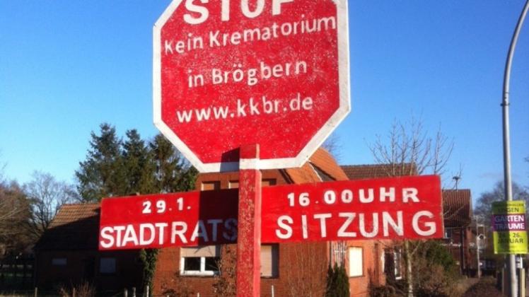 Weiterhin sichtbar ist in Brögbern der Protest gegen das geplante Krematorium, 