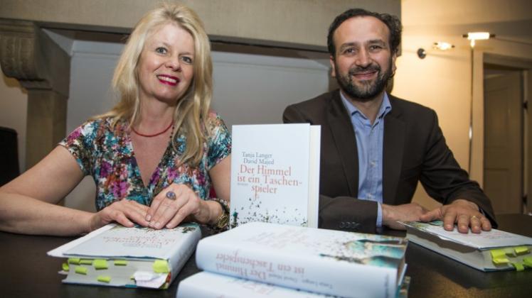 Das deutsch-afghanische Autorenduo Tanja Langer und David Majed stellte sein neues Buch „Der Himmel ist ein Taschenspieler“ vor.
