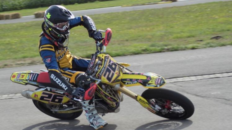 Solche Trainings sind auf offener Straße lebensgefährlich. Deshalb gibt es dafür Motorradtrainings auf präparierten Pisten. Solche Trainings sind auf offener Straße lebensgefährlich. Deshalb gibt es dafür Motorradtrainings auf präparierten Pisten.