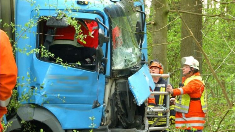 Ein Lkw ist am Montagmorgen im Bissendorfer Ortsteil Linne gegen einen Baum gekracht. Der Fahrer des 18-Tonners hat sich laut Polizei dabei leicht verletzt. Symbolfoto: dpa
