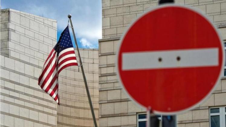 Die US-Flagge weht in Berlin vor der Fassade der Botschaft der USA. Eine Woche hat sich der oberste US-Geheimdienstler Zeit genommen, um seine Koffer zu packen. Jetzt hat er das Land verlassen. 