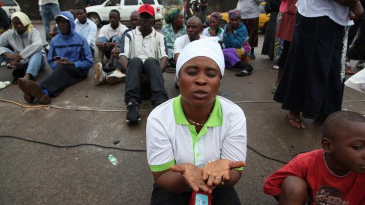 Eine Frau in der liberianischen Hauptstadt Monrovia betet für ein Ende der Ebola-Epidemie in Westafrika. Liberia hat den Notstand erklärt. 