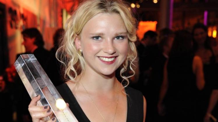 Für ihre Rolle im Fernsehfilm „Es ist alles in Ordnung“ erhielt Sinje Irslinger einen Deutschen Fernsehpreis. 