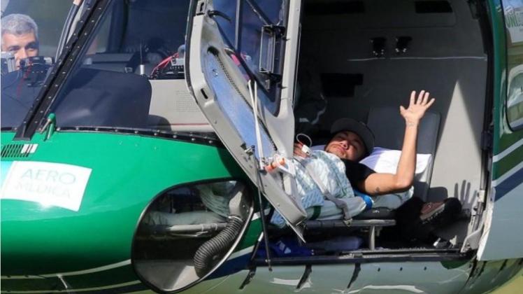 Brasiliens verletzter Starspieler Neymar wurde per Helikopter aus dem WM-Camp geflogen. 