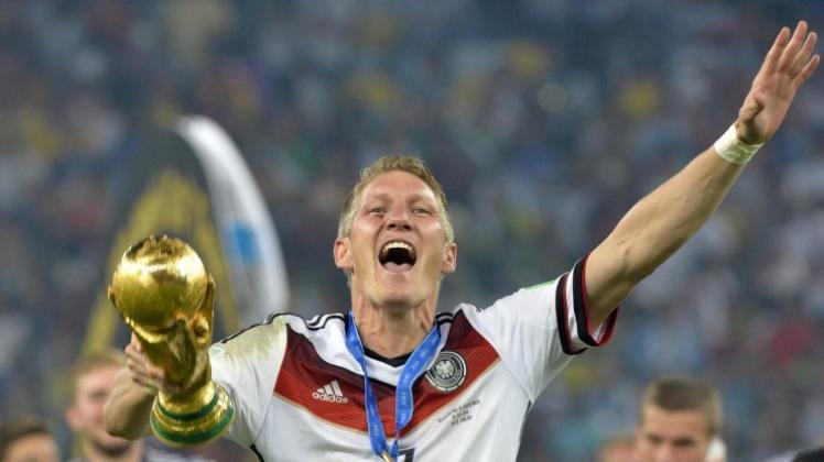 Völlig losgelöst: Bastian Schweinsteiger mit dem WM-Pokal. 