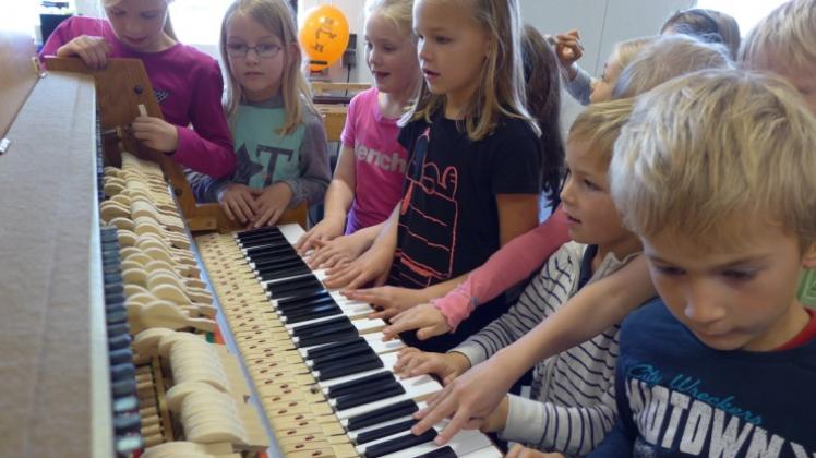 Spielfreudige Kinderhände sorgten in der Werkstatt des Pianohauses Kemp für experimentelle Klänge. 