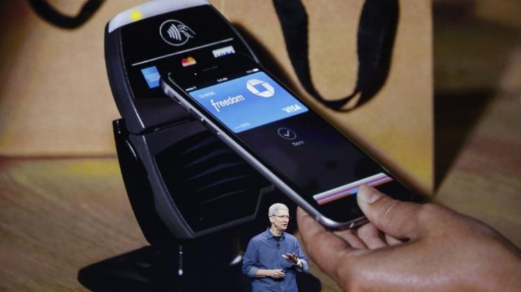Apple Watch an den Sensor halten, und die Waren ist bezahlt. So einfach geht das, sagt Apple-Chef Tim Cook. Aber ist die Technologie auch sicher? 