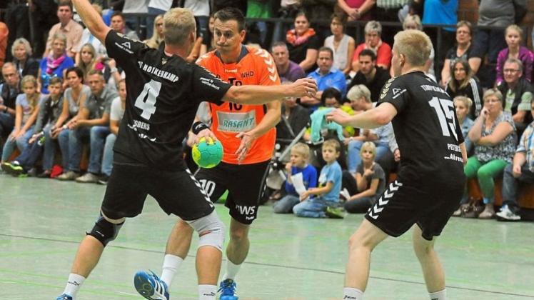 Immer mit vollem Einsatz am Ball: Stefan Buß (Mitte). Der 34-Jährige spielt für die HSG Grüppenbühren/Bookholzberg in der Landesliga, ist Trainer der Frauen-Mannschaft des Vereins, die in die Oberliga aufgestiegen ist, und spielt auch noch Fußball. Immer mit vollem Einsatz am Ball: Stefan Buß (Mitte). Der 34-Jährige spielt für die HSG Grüppenbühren/Bookholzberg in der Landesliga, ist Trainer der Frauen-Mannschaft des Vereins, die in die Oberliga aufgestiegen ist, und spielt auch noch Fußball.