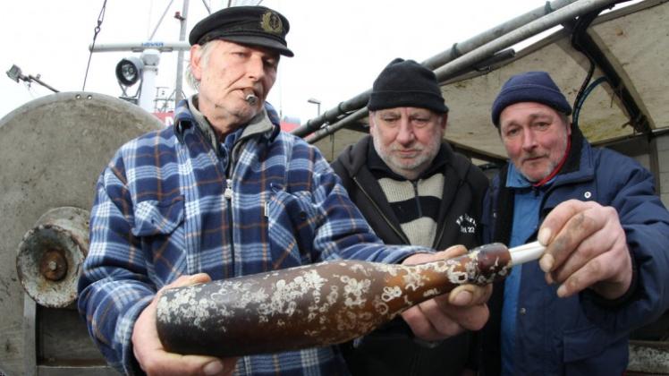 Im März hatten Ostseefischer Konrad Fischer (l) und seine Crew Klaus Matthiesen (M) und Thomas Buick in der Kieler Förde eine Bierflasche mit einer dänischen Postkarte von 1913 aus dem Meer gezogen. 