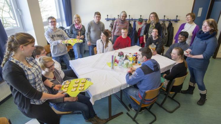 Geschäftsbesuch: Mitarbeiter der Schülerfirma „Fruchtoase“ des Stauffenberg-Gymnasiums servieren Snacks für ihre Müsliproduzenten von der Montessorischule. 