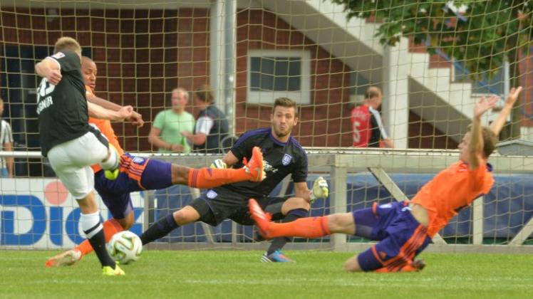Gefordert: VfL-Torwart Daniel Heuer Fernandes war noch einer der besten Spieler beim 1:3 gegen Bremens U23. 