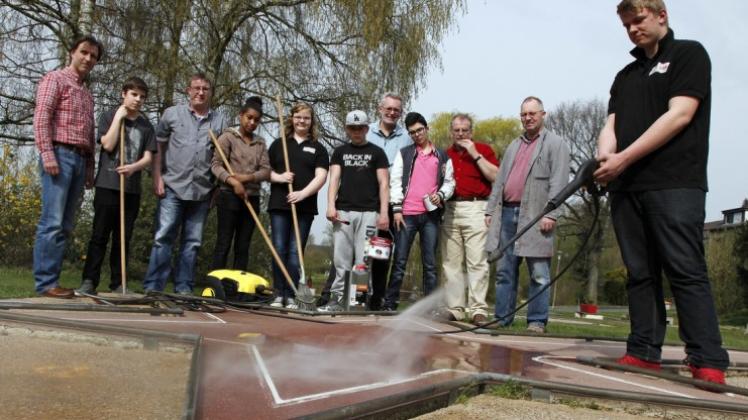 Frühjahrsputz an der Minigolf-Anlage in | NOZ
