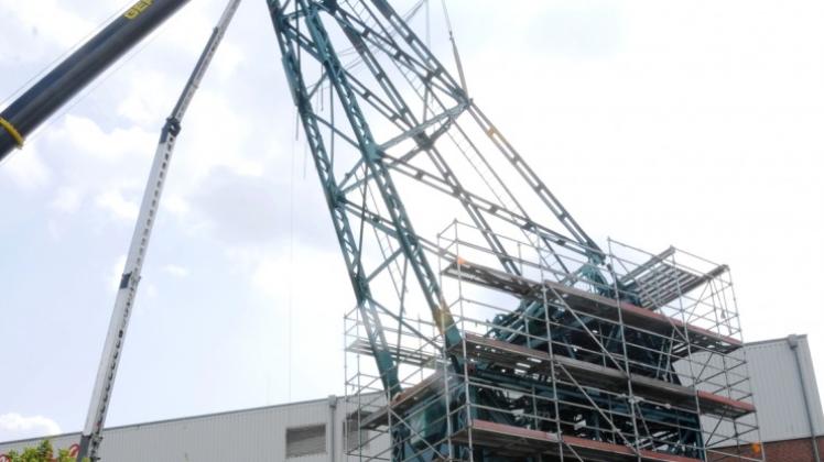 Wieder komplett ist der historische Kran „Strauss“ an der Alten Werft. Wieder komplett ist der historische Kran „Strauss“ an der Alten Werft.
