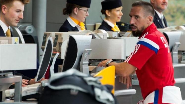 Abflug ohne Rummenigge: Franck Ribery checkt auf dem Flughafen von München ein. 