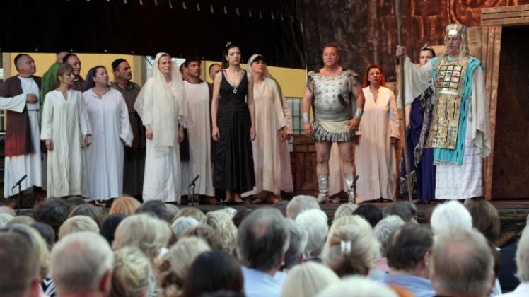 „Va, pensiero“ aus Giuseppe Verdis Oper „Nabucco“ im Schlossinnenhof Osnabrück. Fotos: Elvira Parton