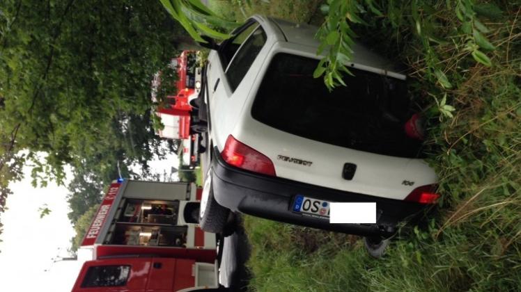 Auf der Beifahrerseite landete der Peugeot, nachdem er sich um 180 Grad gedreht hatte. Fotos: Herbert Kempe Auf der Beifahrerseite landete der Peugeot, nachdem er sich um 180 Grad gedreht hatte. Fotos: Herbert Kempe