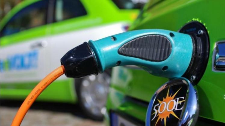 Ein Elektroauto an einer Stromtankstelle. Die große Koalition will die Bevorzugung von E-Autos zügig auf den Weg bringen. 