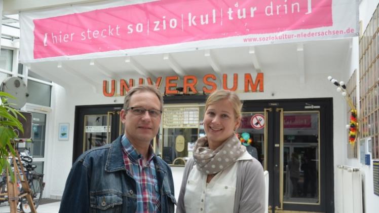 Die neue Geschäftsführerin des Vereins Universum ist Jessica Mack, die vom Vereinsvorsitzenden Andreas Luttmer-Bensmann im Kino vorgestellt wird.