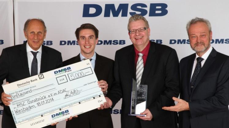 Der Präsident des Deutschen Motor-Sport-Bundes (DMSB) Hans-Joachim Stuck (links) und der Vorsitzende des DMSB-Umweltausschusses Dr. Karl-Friedrich Ziegahn (rechts) gratulieren den Vertretern des MSC Osnabrück Bernd Stegmann (2. von rechts) sowie Michael Schrey (2. von links) zur Verleihung des DMSB-Umweltpreises 2013. 