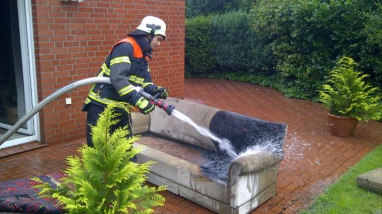 Auch dieses Sofa, das Feuer gefangen hatte, konnte von den Kameraden aus Bramsche-Mitte gelöscht werden. Auch dieses Sofa, das Feuer gefangen hatte, konnte von den Kameraden aus Bramsche-Mitte gelöscht werden.