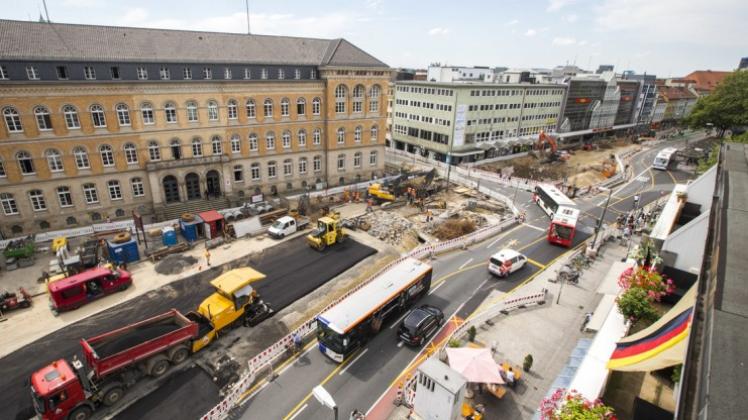 Die Bauarbeiten am Neumarkt nehmen ihren Lauf. Ab Dienstag wird die Johannisstraße (Einmündung in der Bildmitte) für den Busverkehr gesperrt.