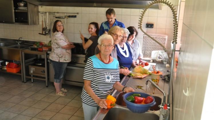Zu den fleißigen Helfern in der Küche des Mittagstisches gehören (von links) Marlies Schölzel, Aline Sayk, Udo Sap, Luzia Thür, Agnes Kuiper, Käthe Brandt und Gerda Lübbers. 