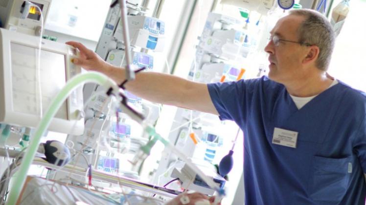 Alles unter Kontrolle: Atmungstherapeut Siegfried Hötzel prüft die Vitalwerte eines Weaning-Patienten. Fotos: Oliver Krato