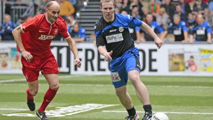 Budenzauber, Fußball-Legenden live erleben – hier: SVM gegen Twente-Enschede, Josef Schröer am Ball. 