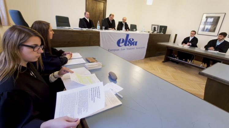 Verhandlung vor dem Landgericht über einen fiktiven Fall: Beim Moot Court des europäischen Jura-Studenten-Verbandes Elsa hatten Osnabrücker Studenten die Gelegenheit, das bisher Gelernte in der Praxis zu erproben. 