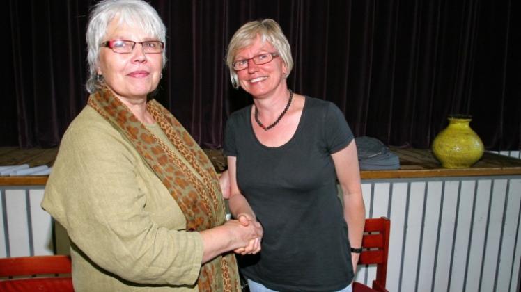 Rita Steinbreder (rechts) vom Sprengel Osnabrück dankte Helga Jansen für ihre zwölfjährige ehrenamtliche Tätigkeit als Kirchenkreisbeauftragte.