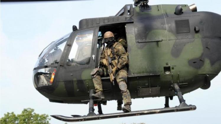 KSK-Soldaten im Einsatz mit einem Hubschrauber. 