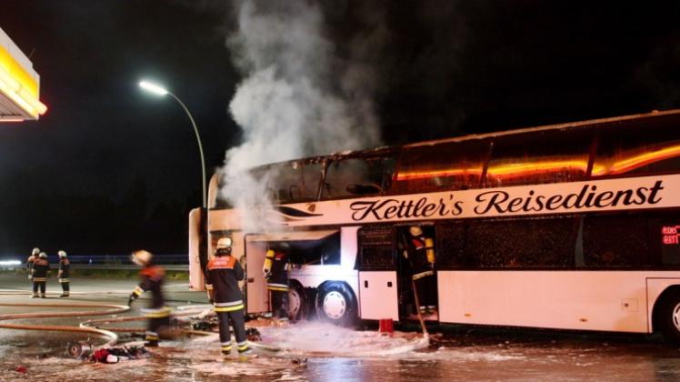 Ausgebrannt: 78 Schüler aus Schleswig-Holstein kamen mit dem Schrecken davon. Auf einer Raststätte an der A 7 konnten sie sich rechtzeitig aus dem brennenden Bus retten. 