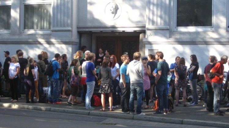 Mehr als 130 Osnabrücker versperrten den Zugang zum Flüchtlingsheim An der Petersburg und verhinderten damit erneut die Abschiebung eines jungen Somaliers. 