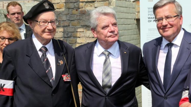 In der „Topografie des Terrors“: Bundespräsident Joachim Gauck (Mitte), der polnische Präsident Bronislaw Komorowski (rechts) mit einem Zeitzeugen des Warschauer Aufstands. 