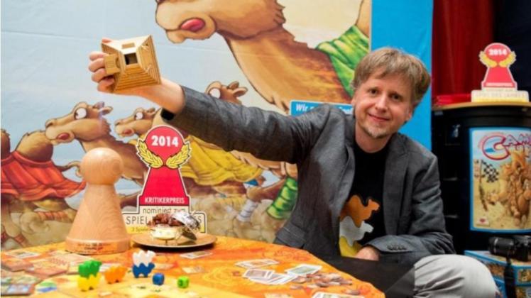 Spielerfinder Steffen Bogen freut sich über die Auszeichnung «Spiel des Jahres 2014» für «Camel up». Spielerfinder Steffen Bogen freut sich über die Auszeichnung «Spiel des Jahres 2014» für «Camel up».