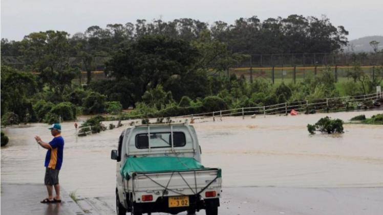 Heftiger Regen in Okinawa führte zu überfluteten Straßen. 