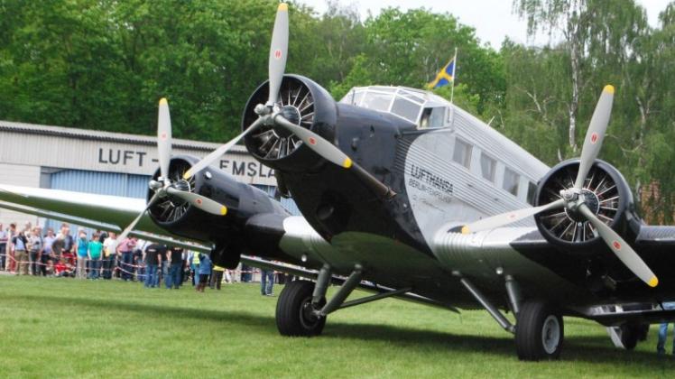 Unverwechselbar ist die mit Wellblech verkleidete Maschine mit ihren drei großen Kolbenmotoren. Bereits im Mai 2012 war die Ju 52 in Klausheide zu Gast. 