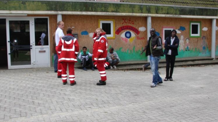 Die Grundschule in Fehndorf wird vorübergehende Unterkunft der Asylbewerber und Obdachlosen, deren Haus in der Nacht zum Donnerstag abbrannte. Fotos: Ina Wemhöner