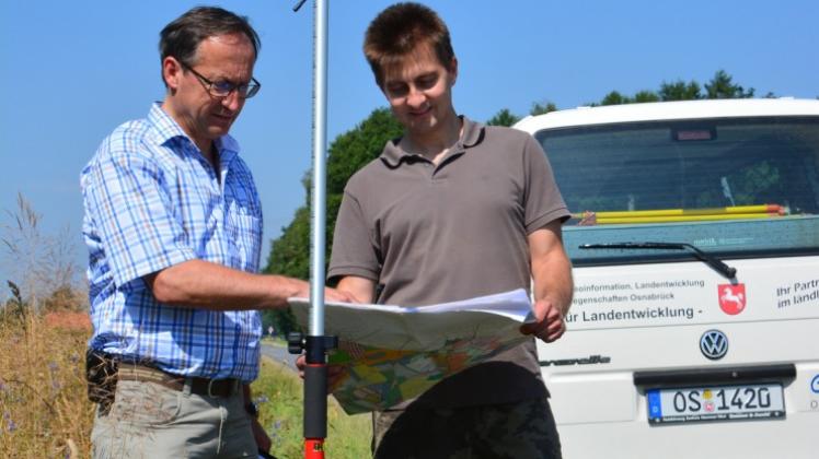 Die Vermessung der Flächen in Hollenstede nahmen Projektleiter Udo Sakuth (links) und Vorortplaner Thomas Kuzior vor. 