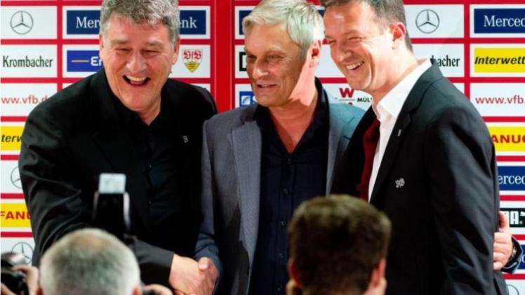 VfB-Präsident Bernd Wahler (l-r), Trainer Armin Veh und Sportvorstand Fredi Bobic posieren in Stuttgart auf einer Pressekonferenz. 