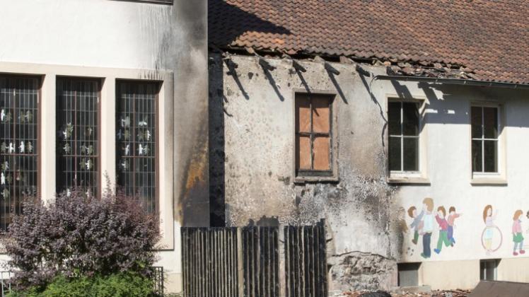 Der im Sommer von einem Feuer beschädigte Gebäudeteil der Grundschule Sutthausen wird abgerissen und neu gebaut. 