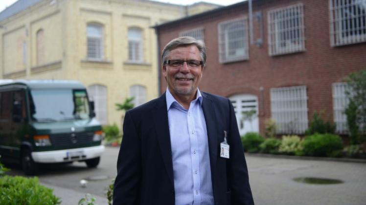 Roland Schauer, langjähriger Leiter der JVA Lingen, geht in den Ruhestand. 
