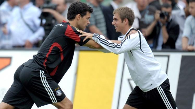 2010 erkämpfte sich Philipp Lahm (rechts) die DFB-Kapitänsbinde von Michael Ballack, 2014 scheut er, dass seine Karriere in der Nationalmannschaft eines Tages genauso enden könnte wie die seines Vorgängers. Archivfoto: dpa