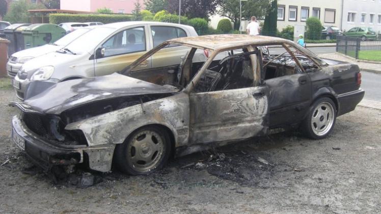 In der Nacht zum Sonntag brannte im Hasberger Ortsteil Ohrbeck ein Audi A8 komplett aus. Als Ursache vermutet die Polizei einen Kabeldefekt im Motorraum. 