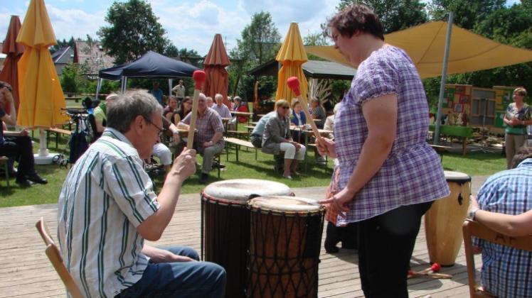 Tusch! Die Trommlergruppe der Bewohner des St. Maria-Elisabeth-Hauses in Bad Laer eröffneten das Sommerfest mit dem Stück „Currywurst“. Tusch! Die Trommlergruppe der Bewohner des St. Maria-Elisabeth-Hauses in Bad Laer eröffneten das Sommerfest mit dem Stück „Currywurst“.
