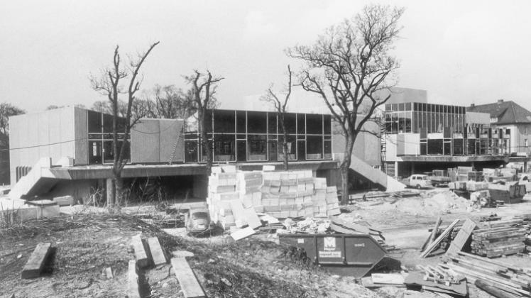 Anfang 1978 war der Innenausbau in vollem Gange. Die gestutzten Bäume sollten eigentlich erhalten bleiben, überlebten aber letztlich doch nicht. Anfang 1978 war der Innenausbau in vollem Gange. Die gestutzten Bäume sollten eigentlich erhalten bleiben, überlebten aber letztlich doch nicht.