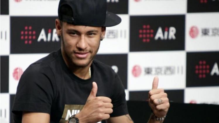 Neymar posiert beim Werbedreh eines Sponsors in Japan. 