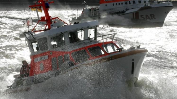 Seenotrettungskreuzer fahren vor Cuxhaven über die Nordsee. 